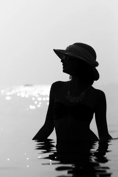 Dívka v klobouku proti moři — Stock fotografie
