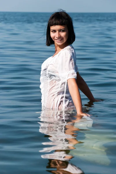 바다에 대 한 흰색 드레스 소녀 — 스톡 사진