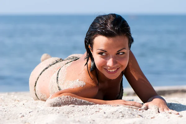 Fotografía de una hermosa mujer en la playa — Foto de Stock