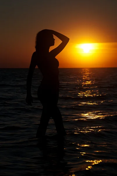 Жінка силует проти заходу сонця — стокове фото