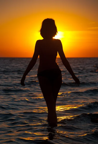 Γυναίκα ωκεανός στην Ανατολή του ηλίου φως — Φωτογραφία Αρχείου