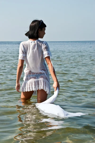 La fille en robe blanche contre la mer — Photo