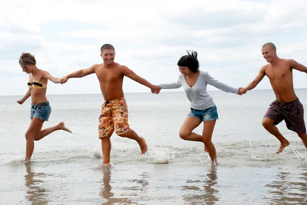 Gruppo di amici che si divertono in spiaggia — Foto Stock