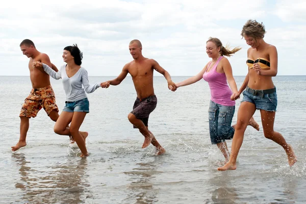 Gruppo di amici che si divertono in spiaggia — Foto Stock