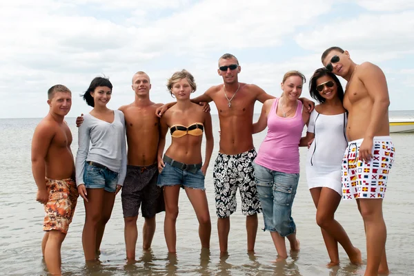 Groep vrienden plezier aan de zee — Stockfoto