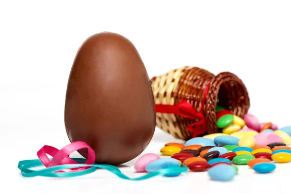 Huevo de chocolate de Pascua y dulces — Foto de Stock