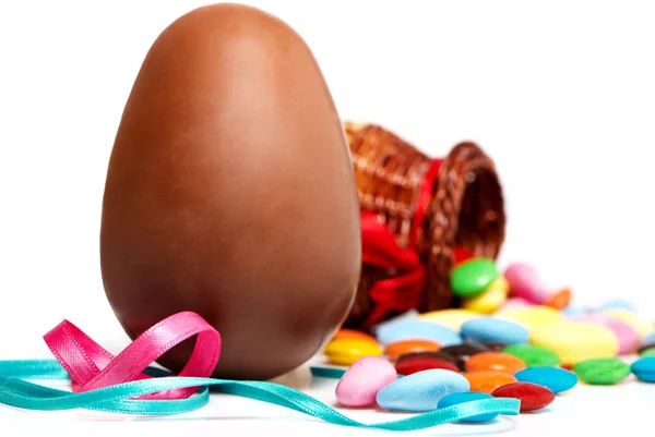 光の背景にイースターチョコレートの卵とお菓子 — ストック写真