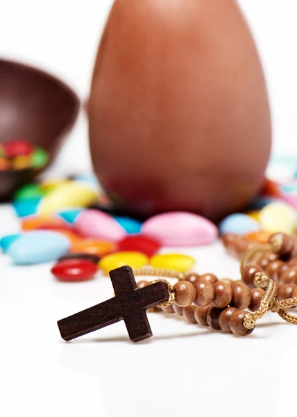十字架反对复活节巧克力蛋和糖果 — 图库照片