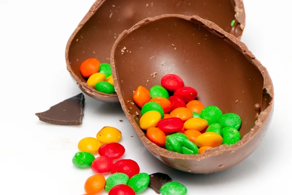 Paskalya çikolatası yumurtası ve hafif arka planda tatlılar. — Stok fotoğraf