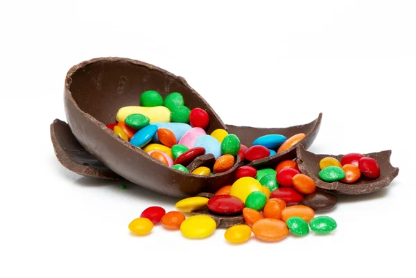 Ovo de chocolate de Páscoa e doces em um fundo leve — Fotografia de Stock