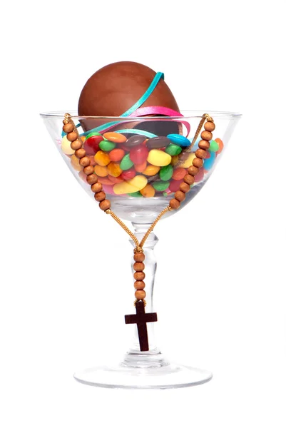 Ovo de chocolate de Páscoa, doces e cruz em um copo — Fotografia de Stock