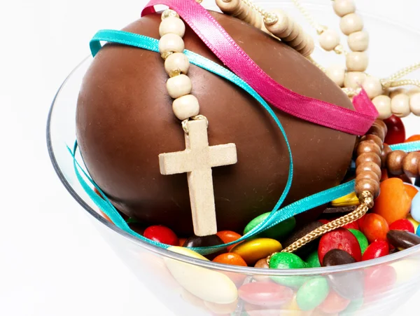 Paasei chocolade, snoep en kruis in een glas — Stockfoto