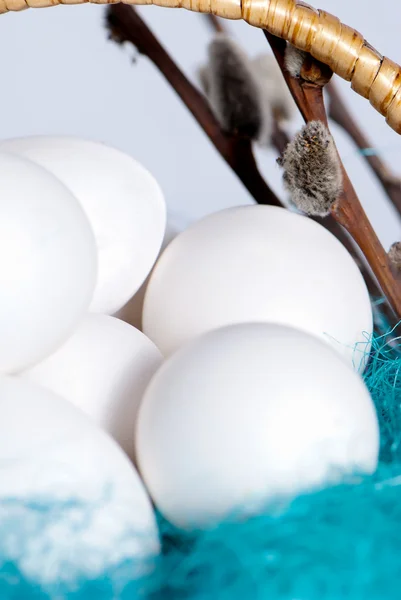 Cesto pieno di uova di Pasqua con ramoscelli primaverili — Foto Stock