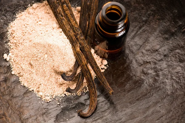 Vanilla med flaska eterisk olja och pulver-skönhet treatmen — Stockfoto