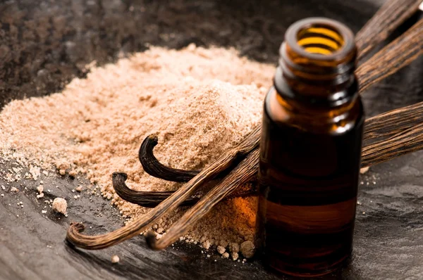 Vanilla With Bottle Of Essential Oil And Powder- Beauty Treatmen — Stock Photo, Image
