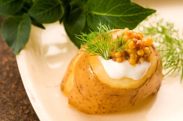 Patata al forno con panna acida, senape di Digione di grano ed erbe aromatiche — Foto Stock