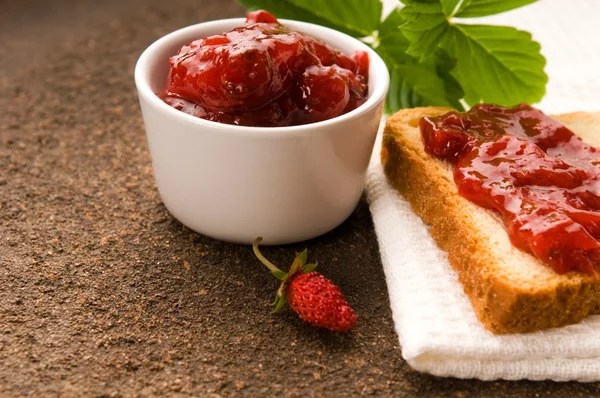 Confiture de fraises sauvages avec pain grillé — Photo