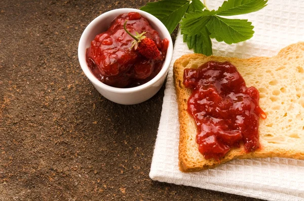 Confiture de fraises sauvages avec pain grillé — Photo