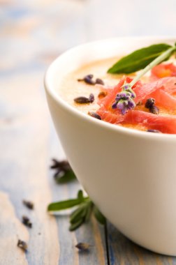 parma jambonu ve lavanta çiçeği taze melon çorbası