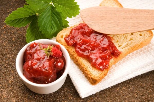 Gem de căpșuni sălbatice cu pâine prăjită — Fotografie, imagine de stoc
