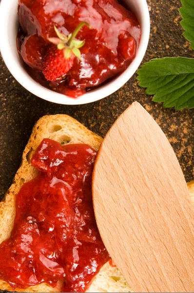 Mermelada de fresa silvestre con tostadas —  Fotos de Stock