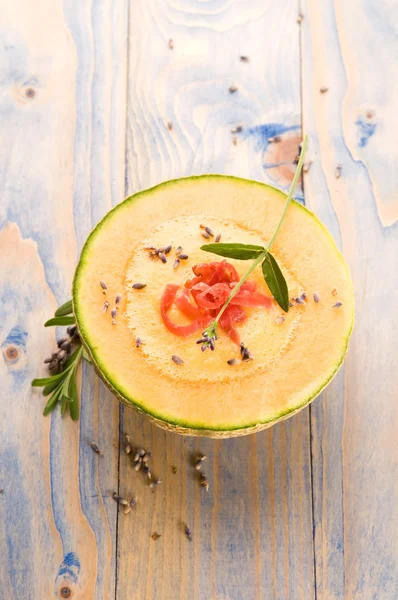 Sopa de melão fresco com presunto de parma e flor de lavanda — Fotografia de Stock