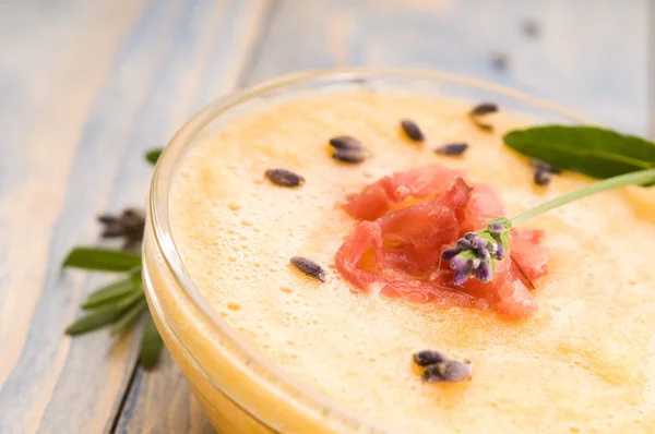 Zuppa di melone fresco con prosciutto di parma e fiore di lavanda — Foto Stock