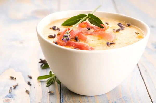 Свежий дынный суп с ветчиной пармы и цветком лаванды — стоковое фото