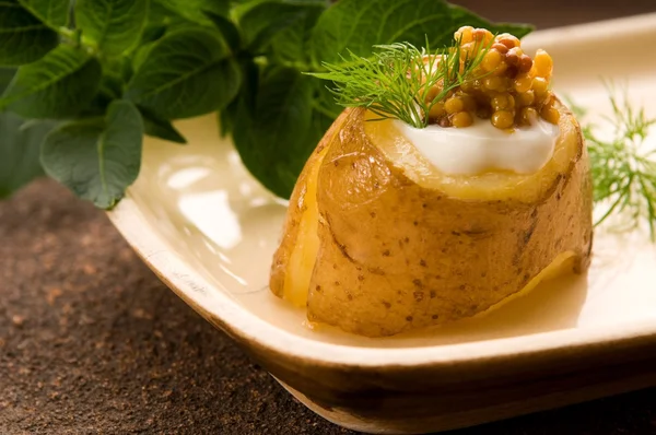 Patata al horno con crema agria, mostaza Dijon grano y hierbas — Foto de Stock