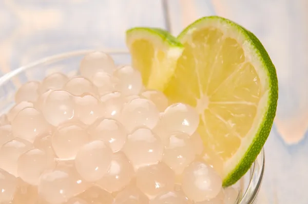 Tápióka gyöngy lime-mal. fehér buborék tea összetevők — Stock Fotó