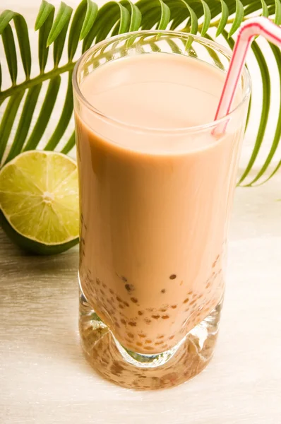 Γάλα μαργαριτάρι ποτό σε λευκό. τσάι φυσαλίδων — Φωτογραφία Αρχείου