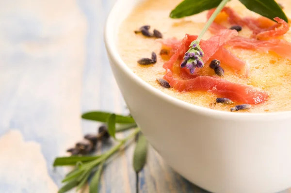 Fresh melon zupa z szynką i lawenda kwiat, parma — Zdjęcie stockowe