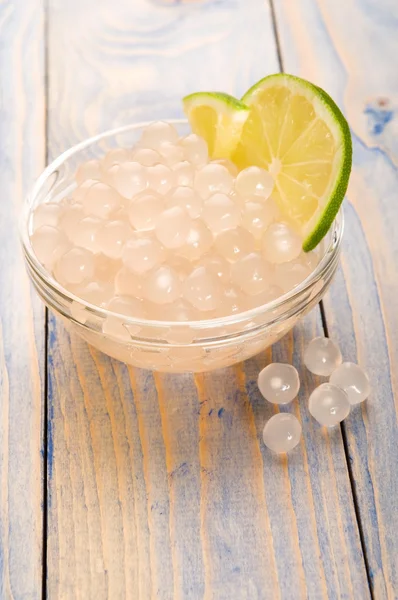 Tapioca pearls with lime. white bubble tea ingredients — Stock Photo, Image