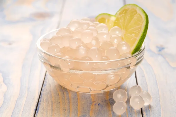 Perlas de tapioca con lima. ingredientes de té de burbuja blanca — Foto de Stock