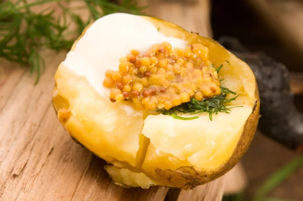 Ofenkartoffel mit saurer Sahne, Dijon-Senf und Kräutern — Stockfoto