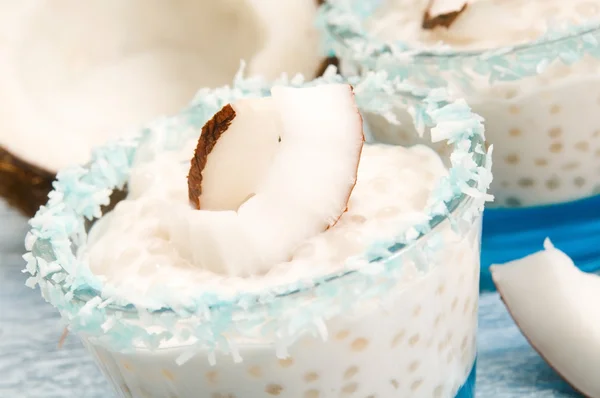 Pouding à la noix de coco avec perles de tapioca et gelée de litchi — Photo