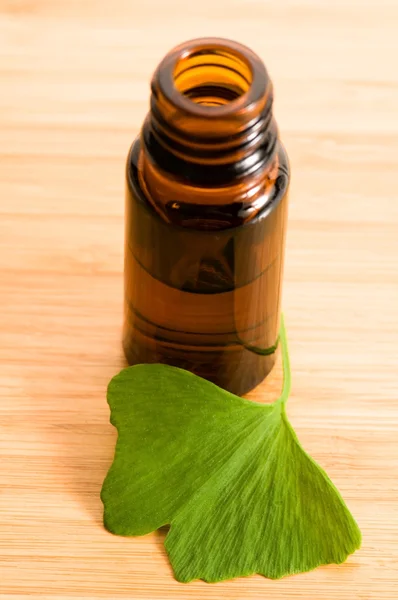 stock image Ginko biloba essential oil with fresh leaves - beauty treatment