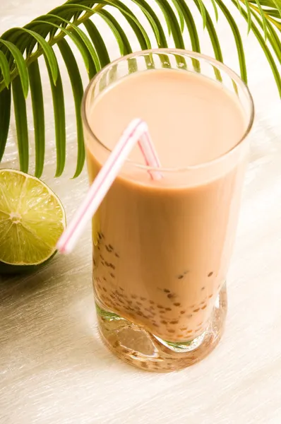 Γάλα μαργαριτάρι ποτό σε λευκό. τσάι φυσαλίδων — Φωτογραφία Αρχείου