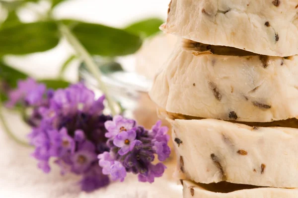 Handgemaakte zeep met verse lavendel en badzout — Stockfoto