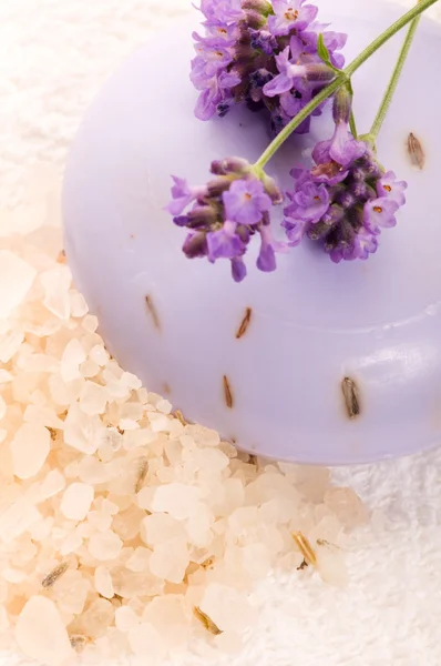 Savon avec des fleurs de lavande fraîche et sel de bain — Photo