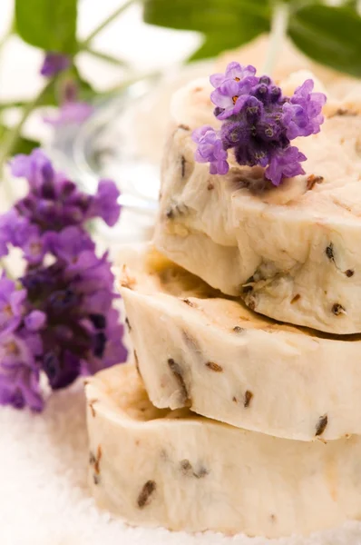 Handgemaakte zeep met verse lavendel en badzout — Stockfoto