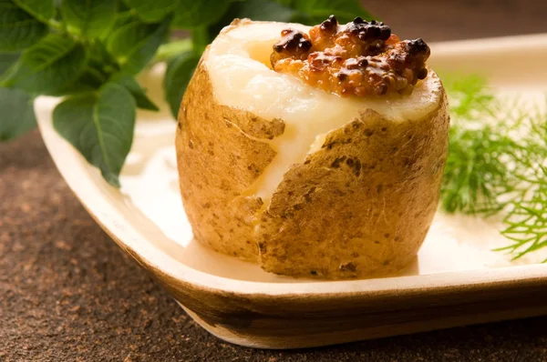 Batata assada com creme de leite, mostarda Dijon grão e ervas — Fotografia de Stock