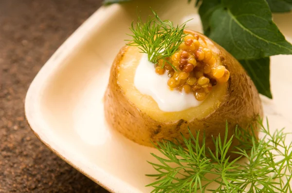 Pieczone ziemniaki ze śmietaną, musztarda dijon ziarna i zioła — Zdjęcie stockowe