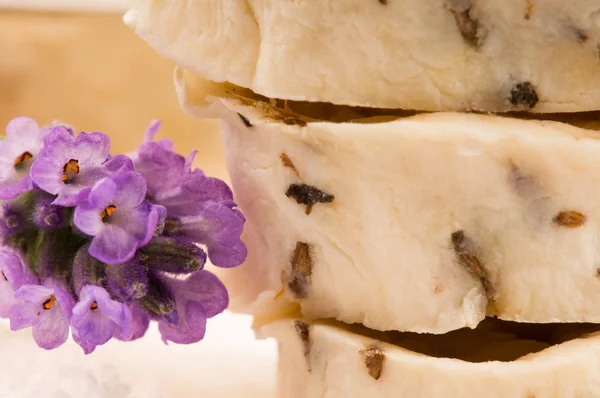 Handgemachte Seife mit frischen Lavendelblüten und Badesalz — Stockfoto