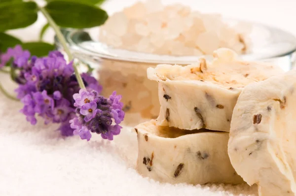 Ručně vyráběné mýdlo s čerstvým levandulové květy a koupelová sůl — Stock fotografie