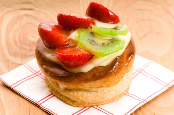 Kue Perancis dengan buah segar — Stok Foto