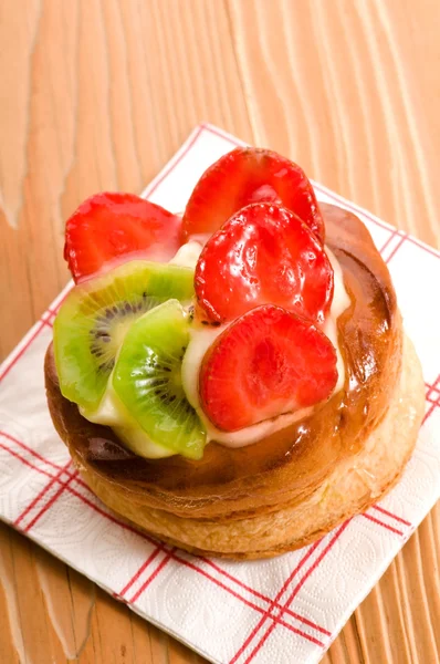 Frans cake met vers fruit — Stockfoto