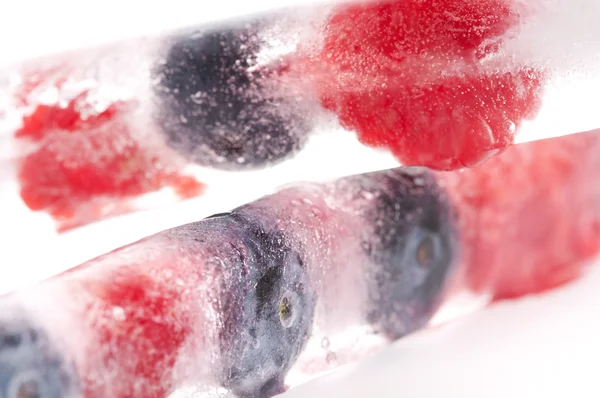 Малина і ожина заморожені в льодових паличках — стокове фото