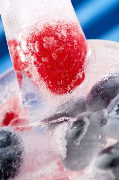 Framboesa e amora congelada em palitos de gelo — Fotografia de Stock
