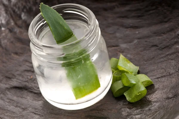 Aloe vera šťáva s čerstvými listy — Stock fotografie